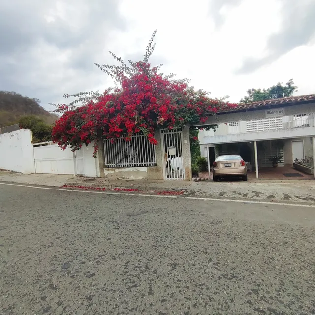 Quinta En Venta Cumbres De Curumo Para Remodelar