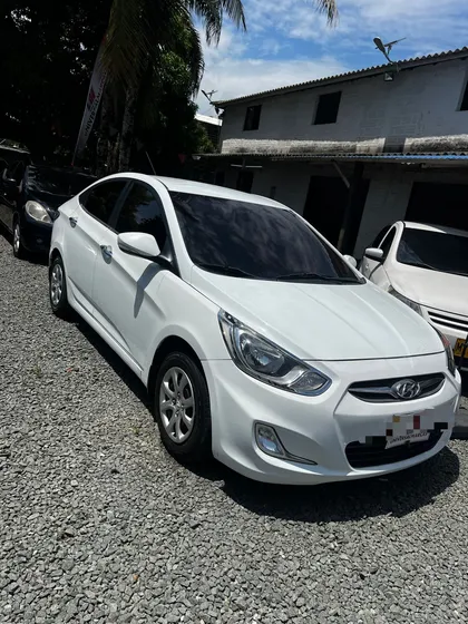 Hyundai Accent I25 1.4l Mt 1400cc 4p