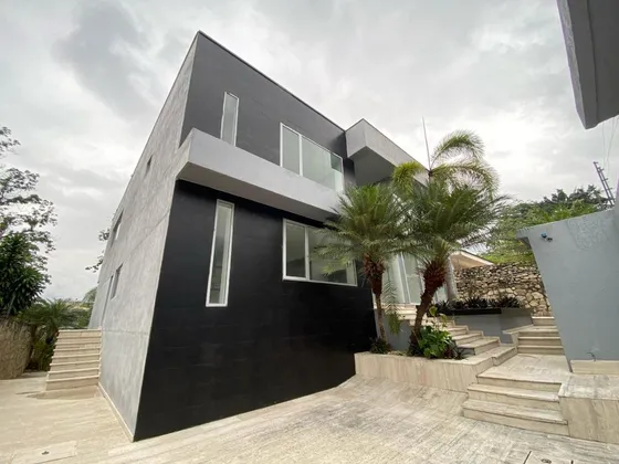 Exclusiva Casa, Una Obra Maestra Ubicada En Urb.  El Castañoedo. Aragua Con Acabados De Primera Y Diseño Moderno Te Está Esperando.(ke)