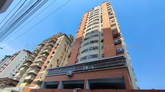 Edificio De Poca Data En El Casco Central De La Ciudad, Conjunto Cuenta Con Vigilancia Privada 25-13465 Irrr