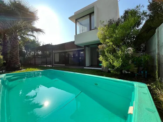 Casa En Arriendo De 5d, Sector Colegios Chamisero.