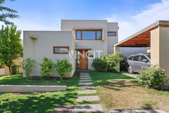 Casa Desocupada 3d + Servicio, Quincho Y Piscina
