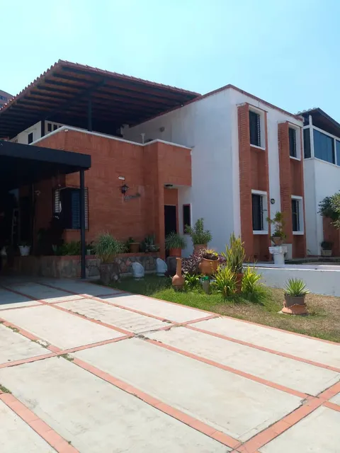 En Venta  Casa Moderna Amplia Y Luminosa.  En Urb. El Parral, Sector Sabana Larga. Sólo Clientes. Nicolás Qp