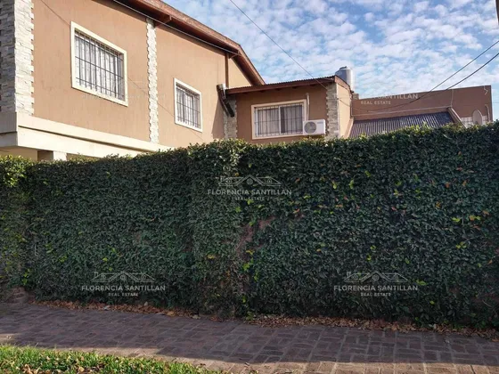 Casa Chalet De 5 Ambientes Con Cochera En Venta En Luis Guillón, Esteban Echeverría, G.b.a. Zona Sur