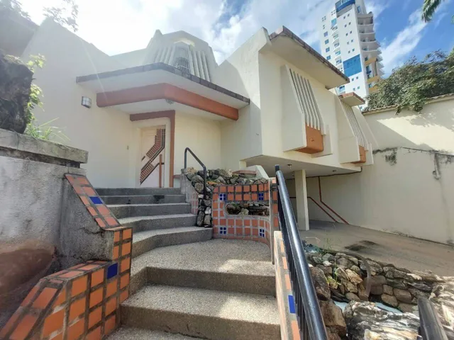 Solo Clientes Vende Casa A Modernizar En Las Chimeneas Calle Cerrada Amplios Espacios