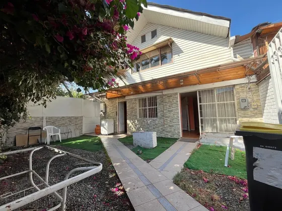 Casa En Venta En Maipú. 3 Dormitorios, Estacionamiento