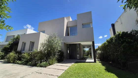 Casa En Alquiler Anual De 4 Ambientes | Amoblada | Barrio Las Tipas, Nordelta