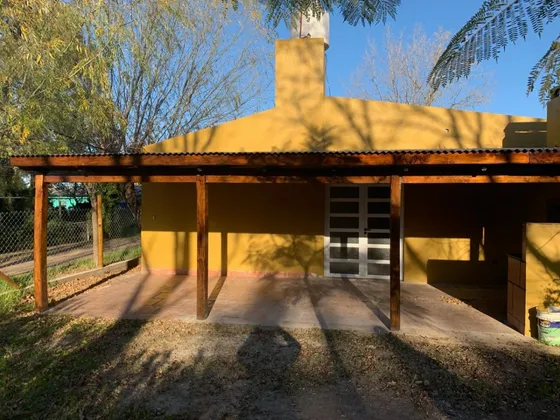 En Venta Amoblada Cabaña / Casa Parque Natural Laguna De Gómez - Estado Excelente - Junín-b 