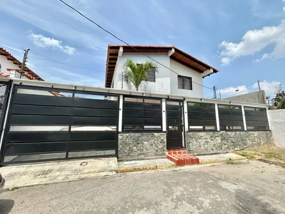#*25-18691 Casa Duplex En Alquiler - Comodidad Y Estilo En Cada Rincón, Urbanismo Privado En Plena Avenida Principal, La Piedad Norte, Cabudare, Lara Adelaida Armeya