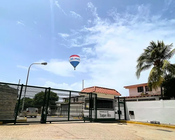 Re/max 2 Mil Vende Casa En Urbanización Yaque Alto, Con Cercania Al Mar, Con Zona Residencial Y Con Piscina