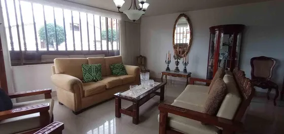 Se Vende Espectacular Casa Esquinera En El Exclusivo Sector De Alhambra (18450).