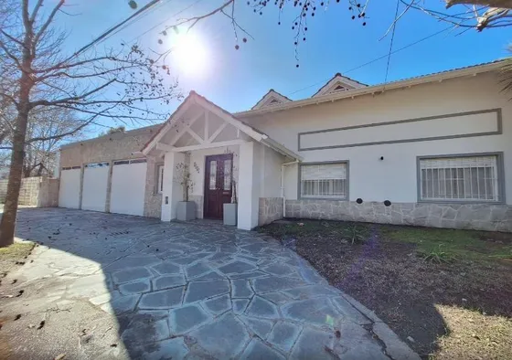 Casa En Venta - 3 Dormitorios 3 Baños - Cocheras - 471mts2 - Mar Del Plata