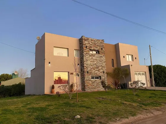 Casa En Venta - 3 Dormitorios 2 Baños - 150mts2  - Miramar