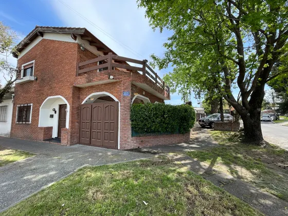 Venta Casa Castelar 4 Ambientes Doble Lote.- 