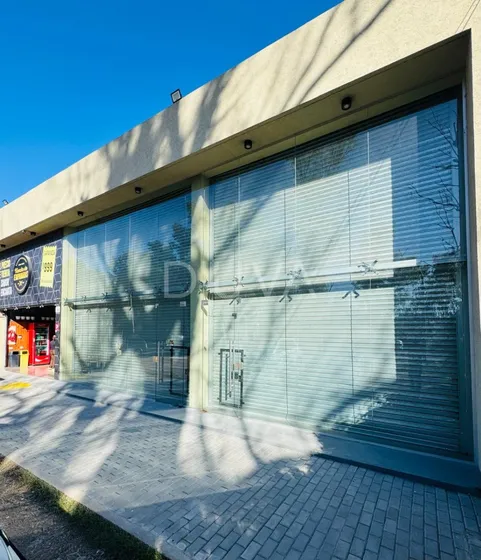 Local, Cuenta Con Baño , Pileta Y Mesada Y Una Superficie Cubierta De Aproximadamente 45 M2.-