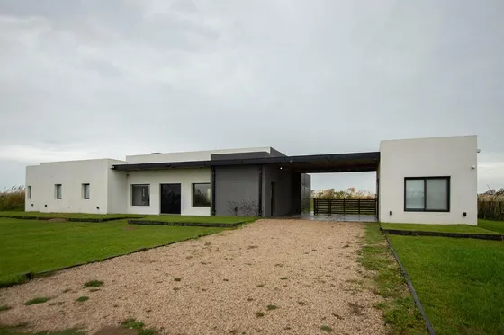 Casa En Venta - 3 Dormitorios 3 Baños - 2.700mts2 - Villa Gesell