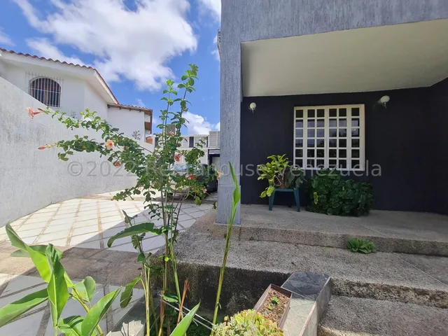 Linda Casa En Venta En Urbanismo Cerrado Club Hipico Las Trinitarias  Barquisimeto   Profesional Inmobiliario Mehilyn Perez   
