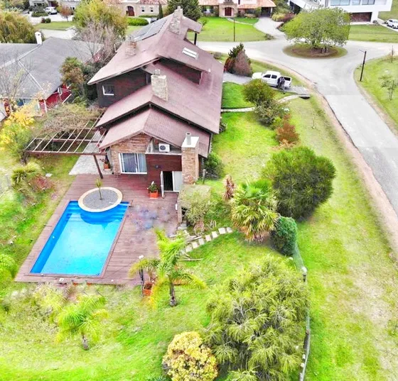 Casa En Alquiler De 5 Dormitorios Y Garajes En Lomas De La Tahona!!!