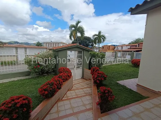 María González Vende Casa En Trigal Norte, Espaciosa, Conservada, Ubicación Privilegiada. Contáctame. 25-24562