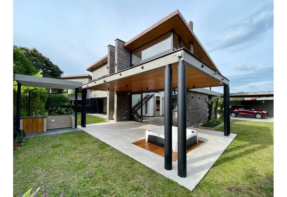 Gran Casa Para La Venta En El Corazon De Llanogrande 