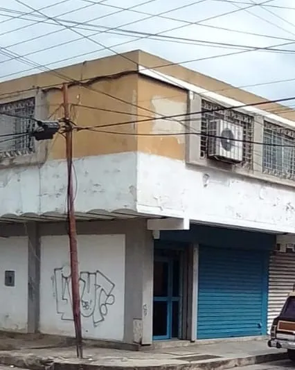 Local A Pie De Calle Av Arismendi En Una Esquina A Una Cuadr