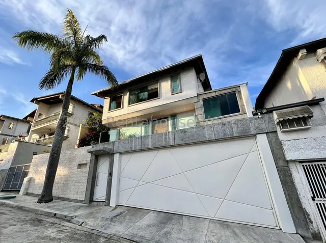 Espectacular Casa Completamente Remodelada En Los Naranjos Del Cafetal. #24-17277