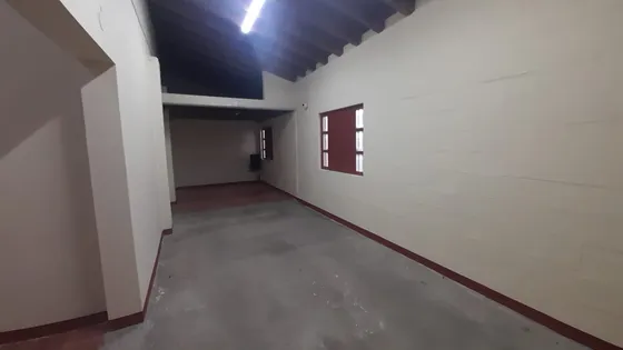 Local Vitrina Y Bodega En Arriendo En Rionegro, Antioquia. 