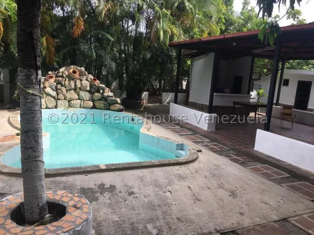 Oportunidad De Adquirir 1153 Mts. Mini Finca Cerca De La Ciudad. Conviértala En Su Centro De Reunión Familiar. Su Nuevo Emprendimiento. Cuenta Casa Base De Dos Niveles, 3 Habitaciones , 3 Baños Cocina