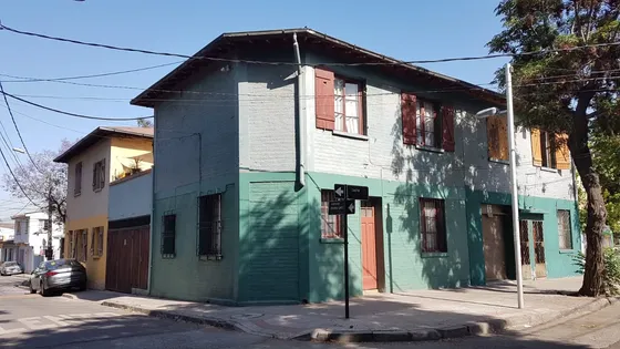 Cómoda Casa De 2 Pisos Esquina Con Entrada De Vehiculos