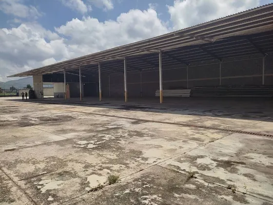Galpón En Venta.  Portón De Acceso De 12 Metros De Largo. Mr. 