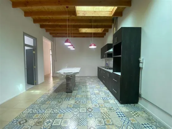 Amplia Casa En Venta Recién Remodelada En Lira, Santiago.