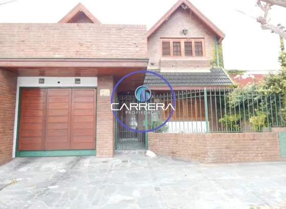 Excelente Chalet En Venta De 4 Dormitorios- 4 Baños-pileta- Bernal Oeste