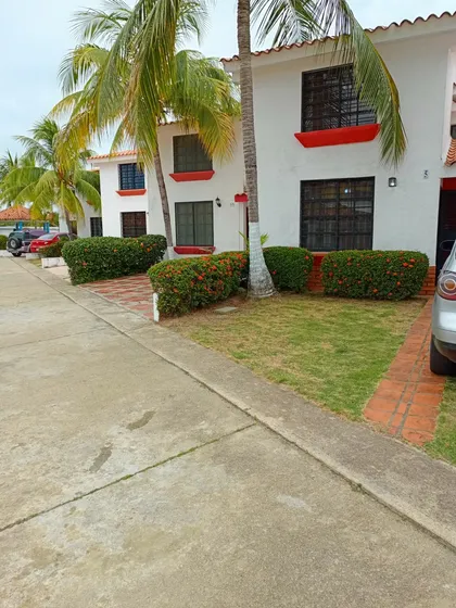 Carolina R. Vende Casa Ciudad Glamingo 26500