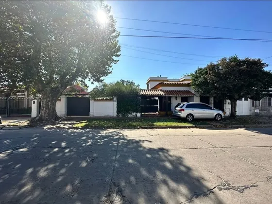 Propiedad Multifuncional Con 5 Ambientes, Quincho Equipado Y Galpones
