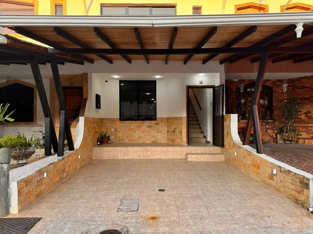 En Venta Casa De 2 Niveles Ubicada En Conjunto Residencial Laureles De La Castellana. 