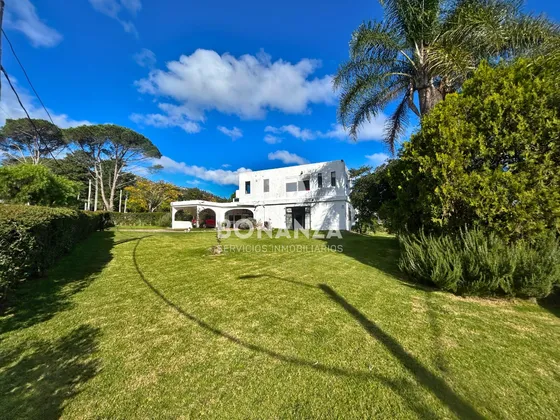 En Venta: Casa En Zona Residencial De Piriápolis, Rodeada De Naturaleza Y Cerca De Todos Los Servicios