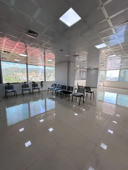 Acdc Alquiler Oficina Remodelada Con Planta Cc Camoruco Valencia 336278
