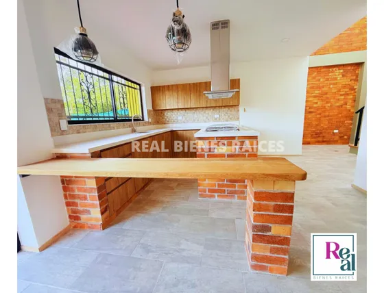 ¡casa Esquinera Con Zona Verde Privada Y Excelente Ubicación!