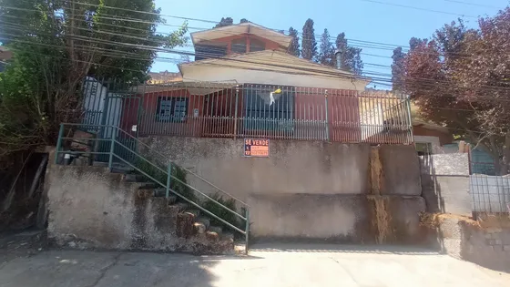 Casa 4 Dormitorios, 2 Baños, Bodega, 2 Sala De Estar, Patio.