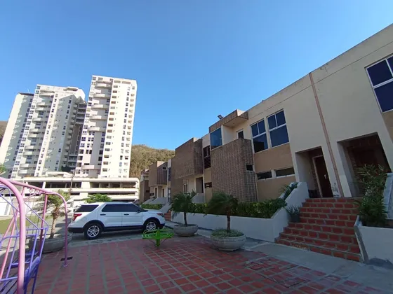 Townhouse En Alquiler Ubicada En Urb. El Rincón Altos De Aricagua Cocina Equipada