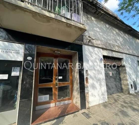 Venta: Departamento De 2 Ambientes. Flores.