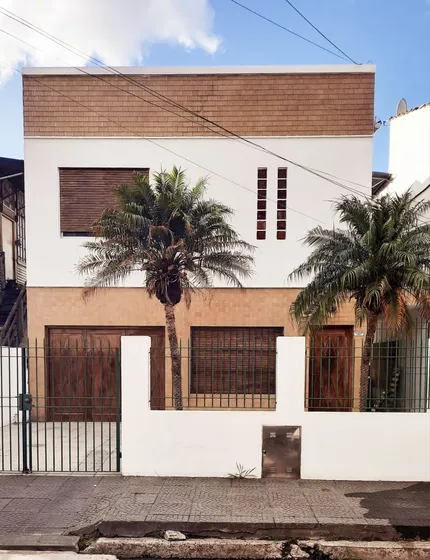 Dock Sud, Amplia Casa En Dos Plantas, 4 Ambientes, 2 Cocheras, 2 Baños Y Amplio Jardin.