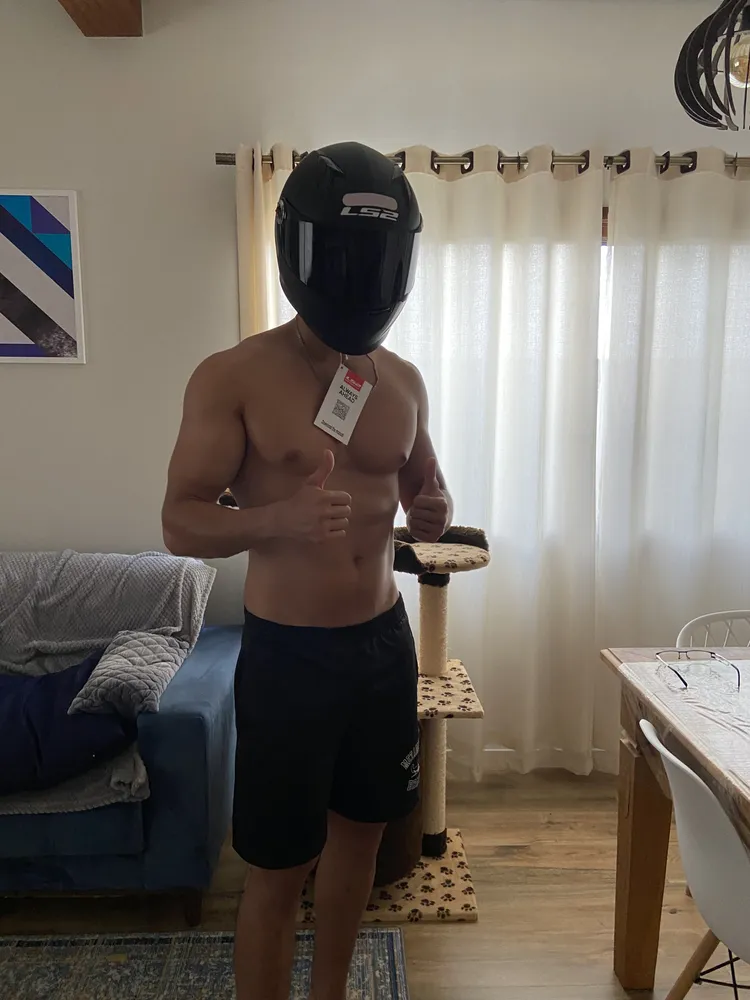 Capacete LS2 FF358 Tribal laranja e azul em uso por motociclista