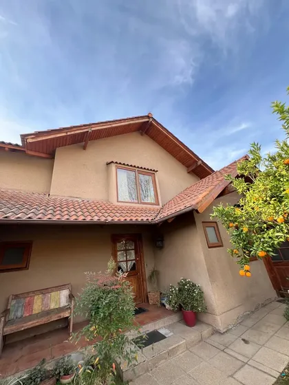 Excelente Casa En Condominio, Seguridad 24 Horas, Peñalolén.