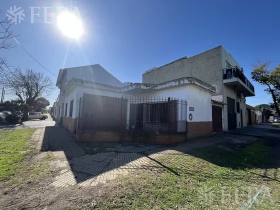 Venta De Casa De 3 Ambientes Con Cochera En Sarandi