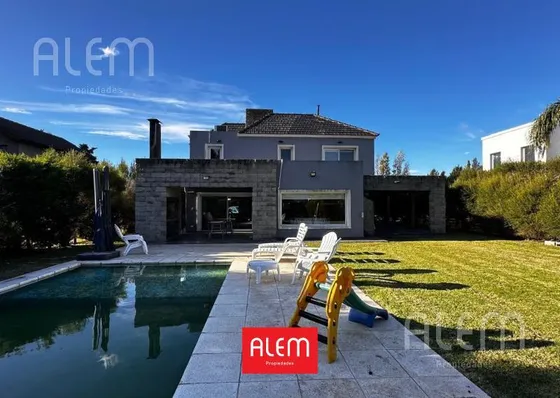 Casa De 5 Ambientes  En  Venta Canning Malibu