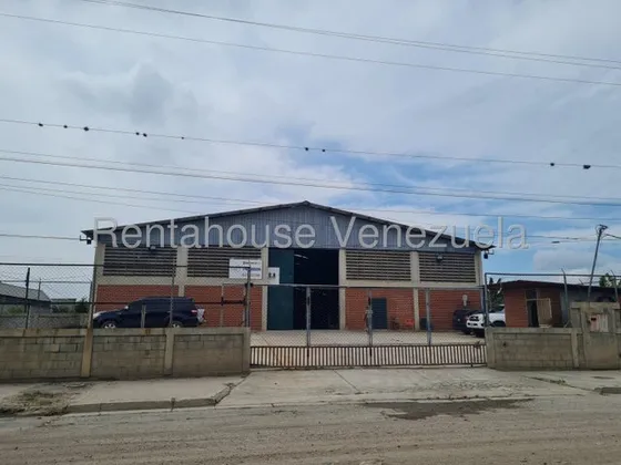 Beliz Vende.....galpon En Alquiler En Zona Industrial De La Ciudsad, Cuenta Con 2200 Metros, Cuenta Con Áreas De Oficinas, En Vidrio, Baños, Área De Comedor #25-15097