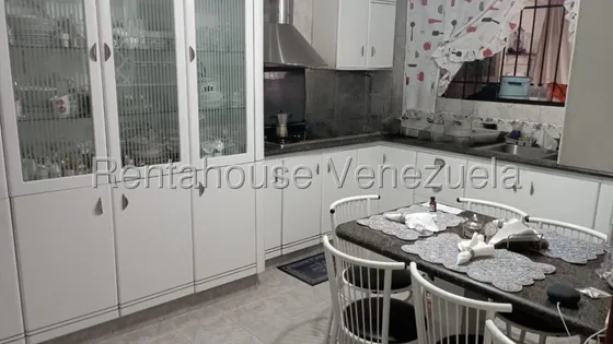 Ft Casa En Venta En Calle Cerrada De 367 Mts2  De Amplios Jardines Y Un Anexo - El Marques / Mls#25-9858