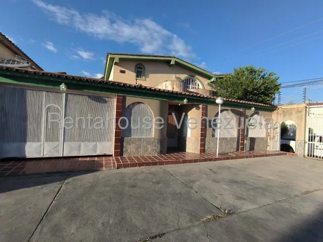 Casa En Alquiler Amoblada  La Victoria Urb Sant Homero 25-14582 Apd