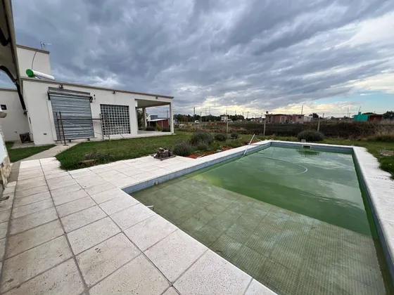 Casa En Venta De 2 Dormitorios Parque  Y Pileta  Barrio La Calandrias   Ruta 2